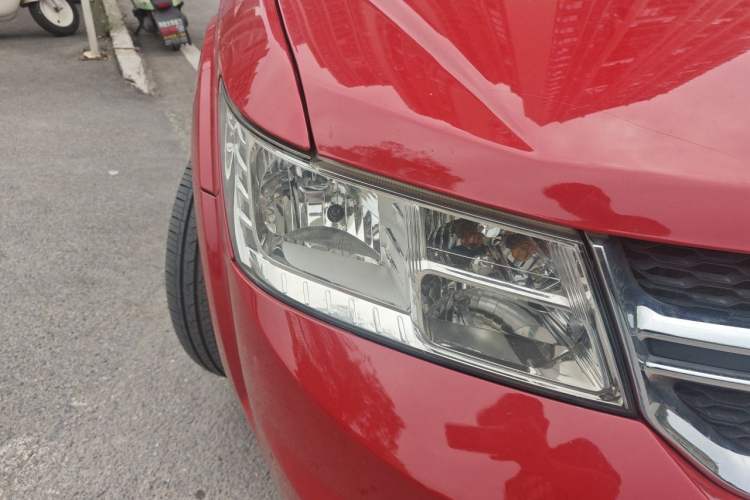 Used Dodge Journey 2013 2.4L Two-Wheel Drive Luxury Version Right Front Headlight