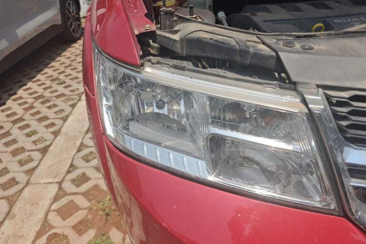 Used Dodge Journey 2013 2.4L Two-Wheel Drive Luxury Version Right Front Headlight
