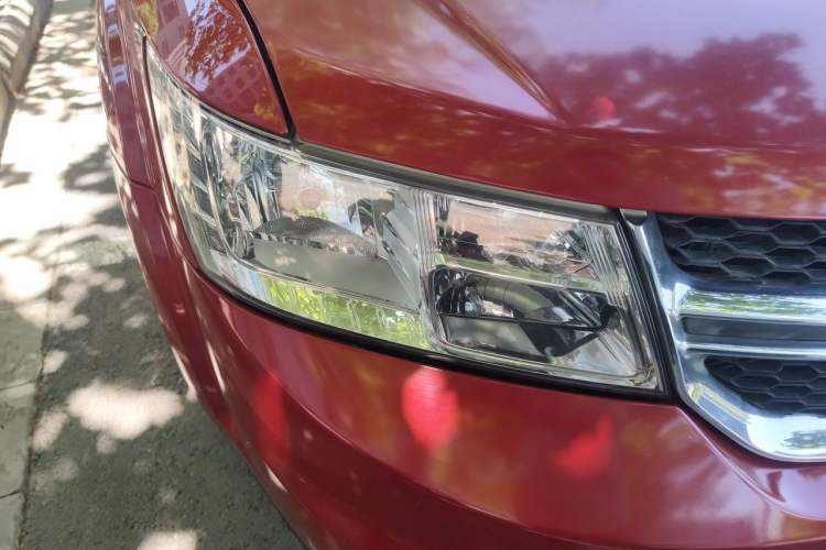 Used Dodge Journey 2013 2.4L Two-Wheel Drive Luxury Version Right Front Headlight