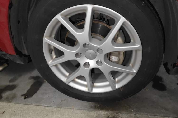 Used Dodge Journey 2013 2.4L Two-Wheel Drive Luxury Version Right Front Wheel Hub