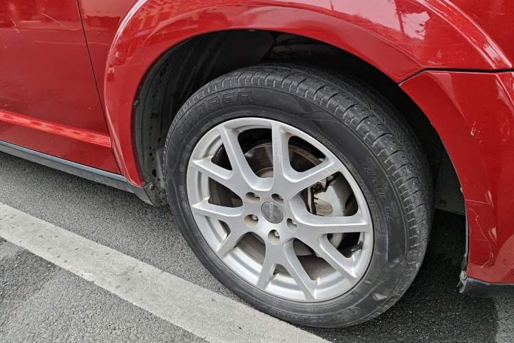 Used Dodge Journey 2013 2.4L Two-Wheel Drive Luxury Version Right Front Wheel Hub