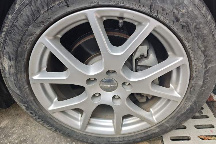 Used Dodge Journey 2013 2.4L Two-Wheel Drive Luxury Version Right Front Wheel Hub