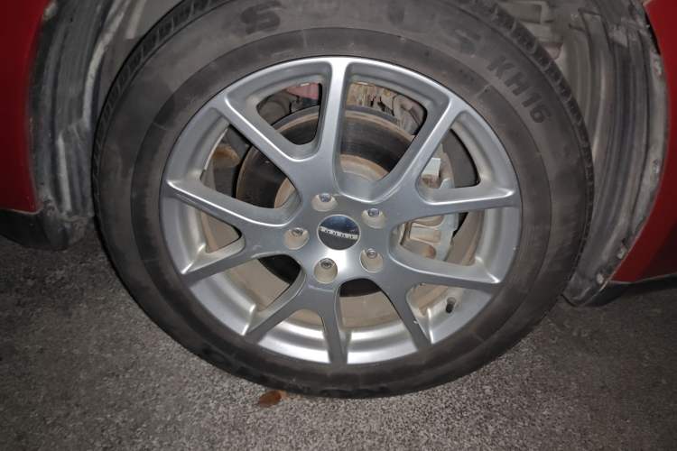 Used Dodge Journey 2013 2.4L Two-Wheel Drive Luxury Version Right Front Wheel Hub
