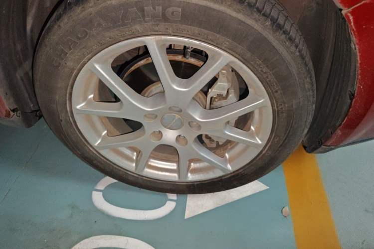 Used Dodge Journey 2013 2.4L Two-Wheel Drive Luxury Version Right Front Wheel Hub