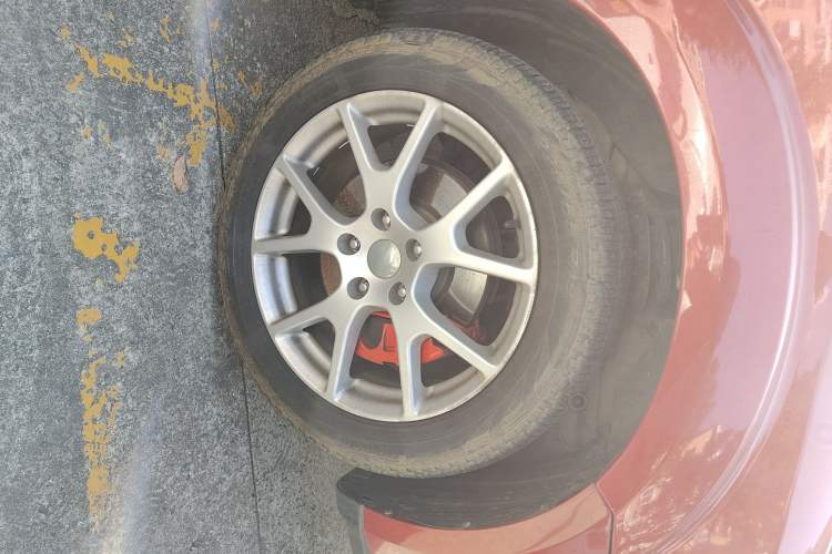 Used Dodge Journey 2013 2.4L Two-Wheel Drive Luxury Version Right Front Wheel Hub