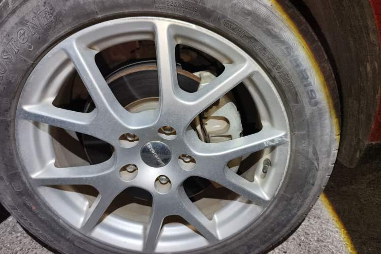Used Dodge Journey 2013 2.4L Two-Wheel Drive Luxury Version Right Front Wheel Hub