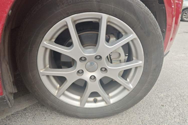 Used Dodge Journey 2013 2.4L Two-Wheel Drive Luxury Version Right Front Wheel Hub