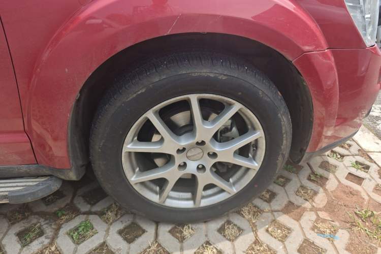 Used Dodge Journey 2013 2.4L Two-Wheel Drive Luxury Version Right Front Wheel Hub