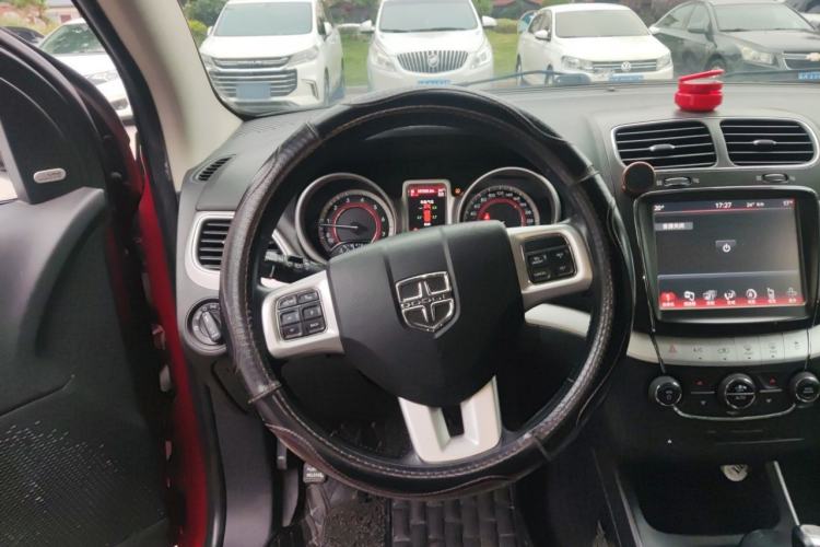 Used Dodge Journey 2013 2.4L Two-Wheel Drive Luxury Version Steering Wheel