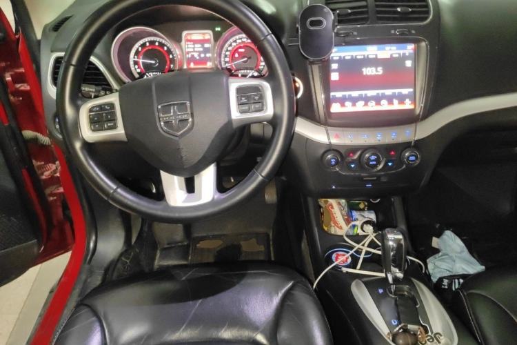 Used Dodge Journey 2013 2.4L Two-Wheel Drive Luxury Version Steering Wheel