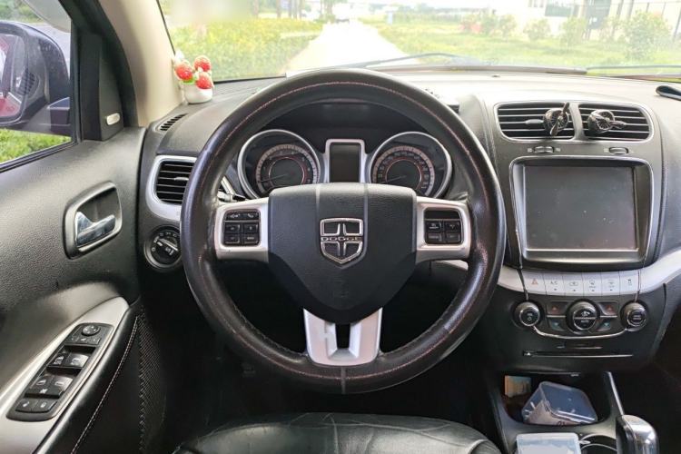 Used Dodge Journey 2013 2.4L Two-Wheel Drive Luxury Version Steering Wheel
