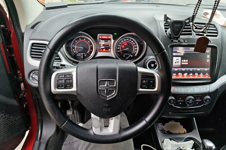 Used Dodge Journey 2013 2.4L Two-Wheel Drive Luxury Version Steering Wheel