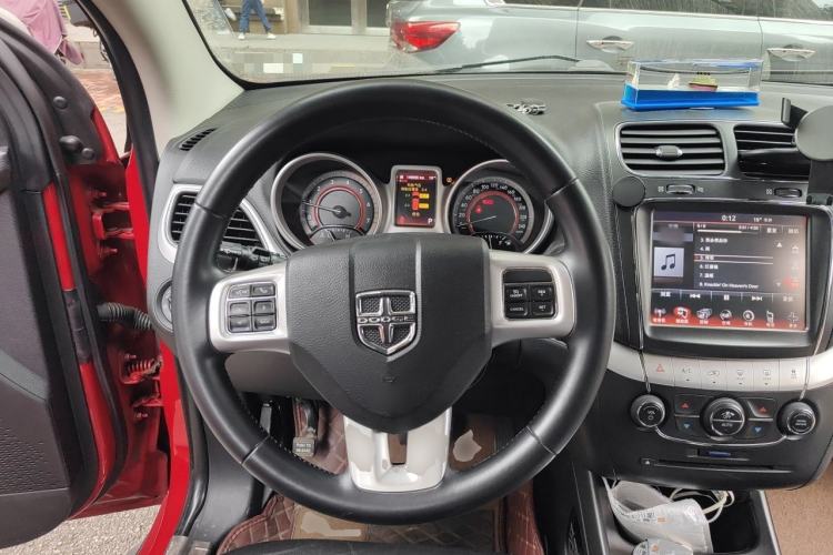Used Dodge Journey 2013 2.4L Two-Wheel Drive Luxury Version Steering Wheel