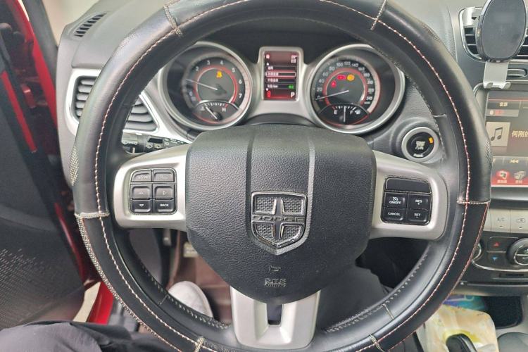 Used Dodge Journey 2013 2.4L Two-Wheel Drive Luxury Version Steering Wheel