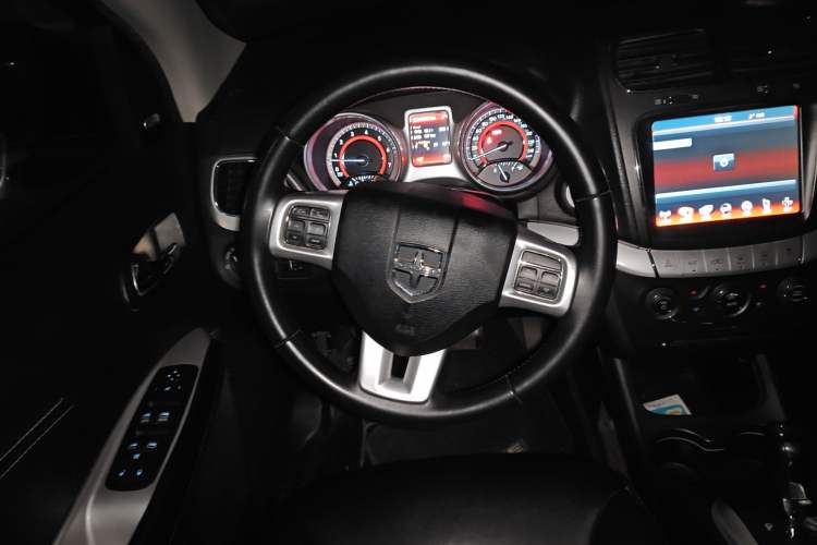 Used Dodge Journey 2013 2.4L Two-Wheel Drive Luxury Version Steering Wheel