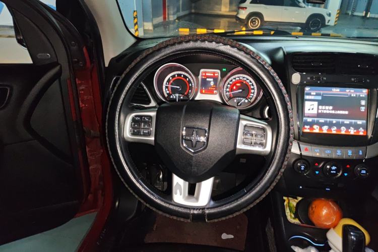 Used Dodge Journey 2013 2.4L Two-Wheel Drive Luxury Version Steering Wheel