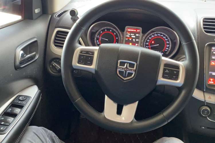 Used Dodge Journey 2013 2.4L Two-Wheel Drive Luxury Version Steering Wheel