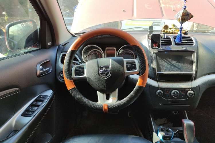 Used Dodge Journey 2013 2.4L Two-Wheel Drive Luxury Version Steering Wheel