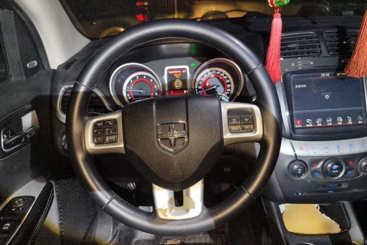 Used Dodge Journey 2013 2.4L Two-Wheel Drive Luxury Version Steering Wheel