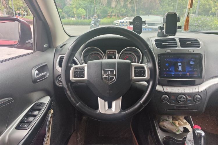 Used Dodge Journey 2013 2.4L Two-Wheel Drive Luxury Version Steering Wheel