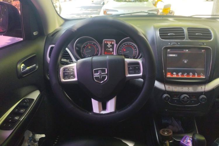 Used Dodge Journey 2013 2.4L Two-Wheel Drive Luxury Version Steering Wheel