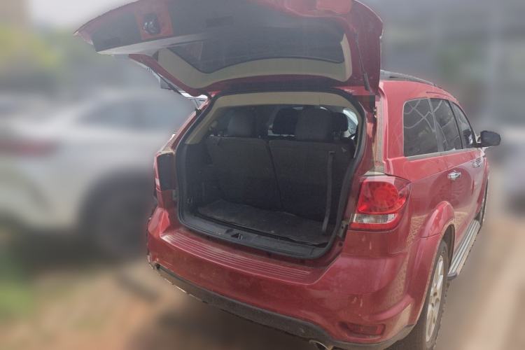 Used Dodge Journey 2013 2.4L Two-Wheel Drive Luxury Version Trunk