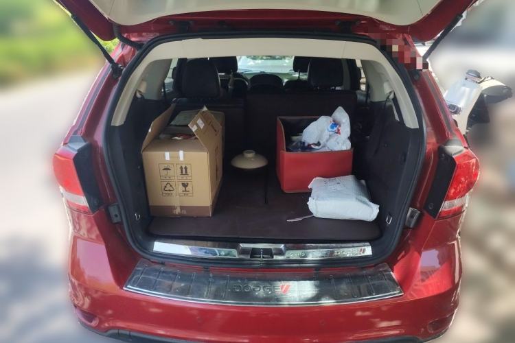 Used Dodge Journey 2013 2.4L Two-Wheel Drive Luxury Version Trunk
