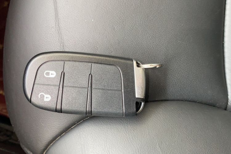 Used Dodge Journey 2013 2.4L Two-Wheel Drive Luxury Version Vehicle Key