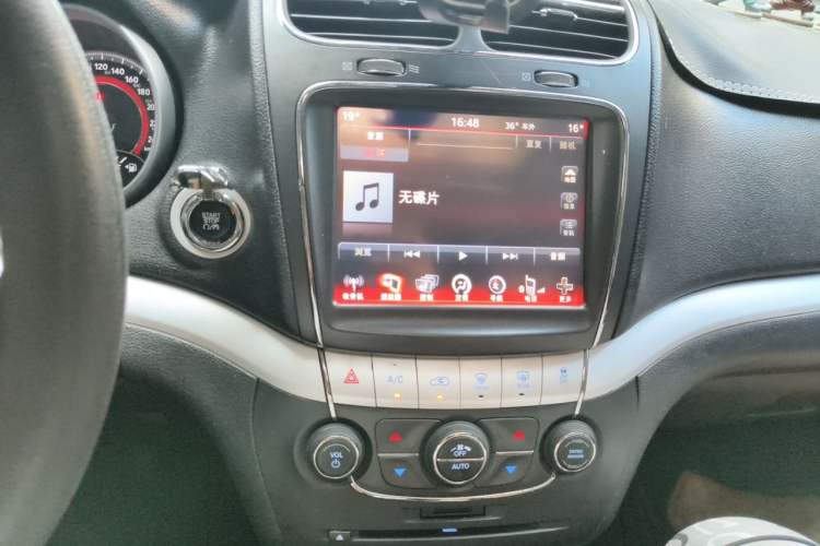 Used Dodge Journey 2013 2.4L Two-Wheel Drive Luxury Version Audio And AC Panel