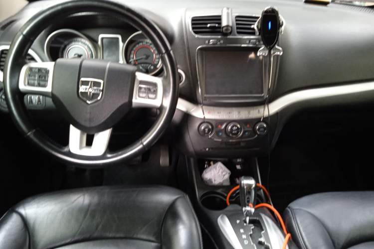 Used Dodge Journey 2013 2.4L Two-Wheel Drive Luxury Version Center Console