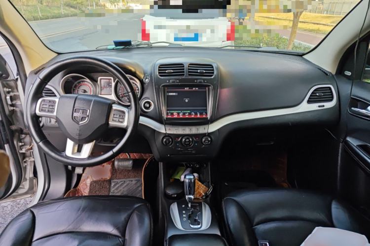Used Dodge Journey 2013 2.4L Two-Wheel Drive Luxury Version Center Console