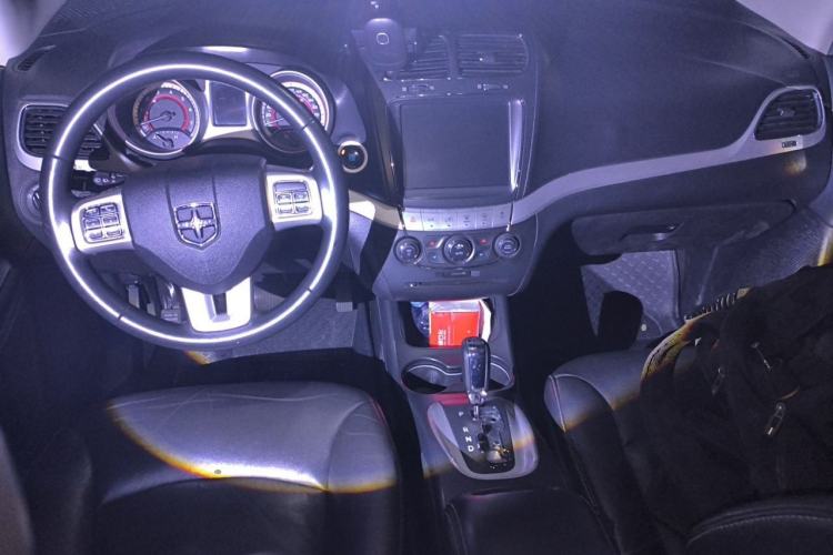 Used Dodge Journey 2013 2.4L Two-Wheel Drive Luxury Version Center Console