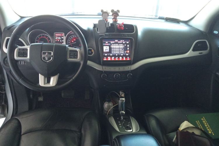 Used Dodge Journey 2013 2.4L Two-Wheel Drive Luxury Version Center Console