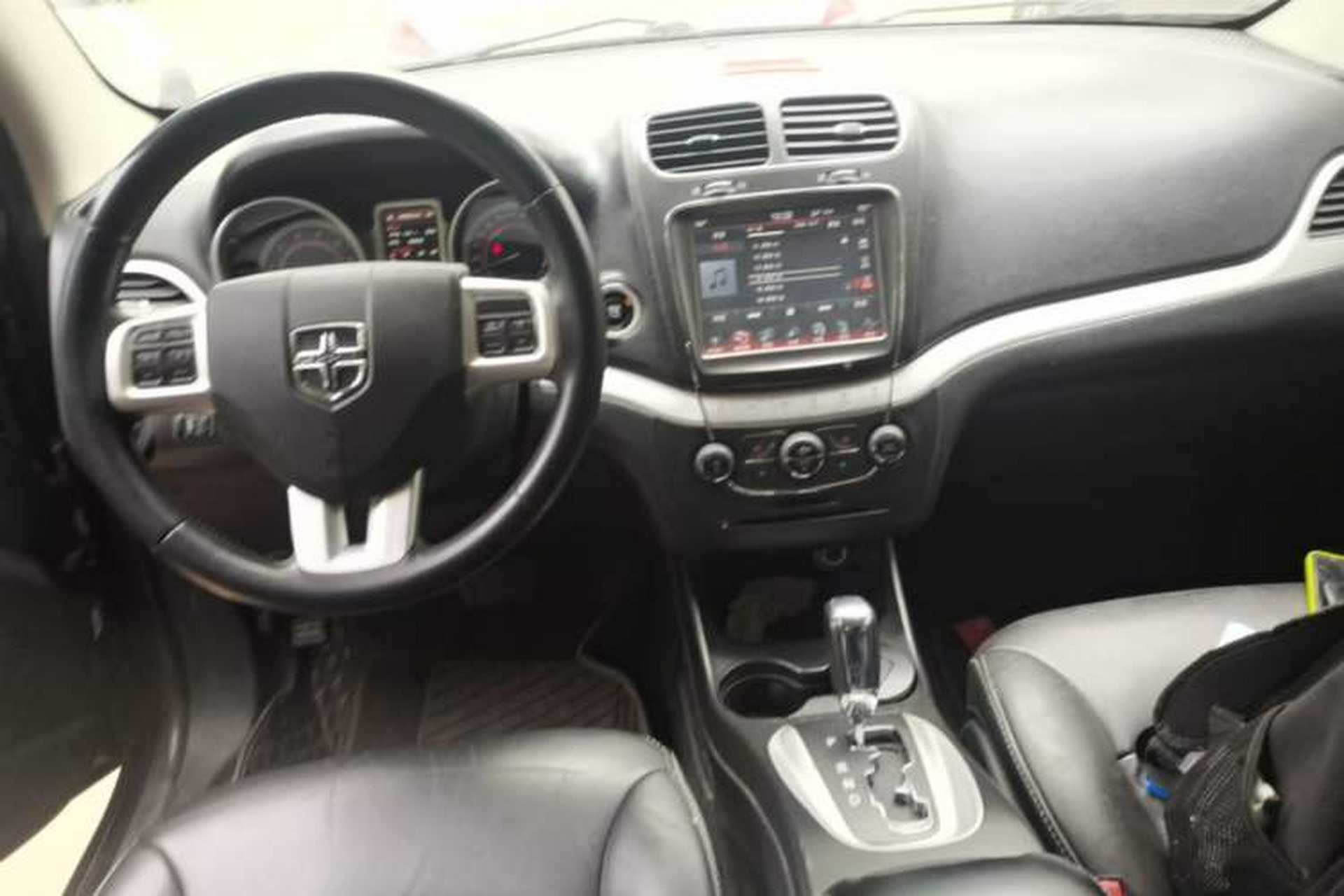 Used Dodge Journey 2013 2.4L Two-Wheel Drive Luxury Version Center Console