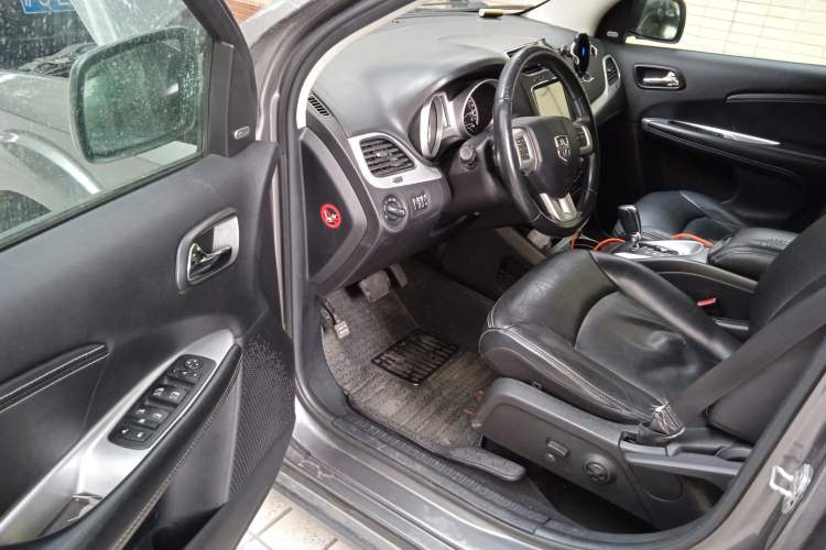 Used Dodge Journey 2013 2.4L Two-Wheel Drive Luxury Version Driver Seat