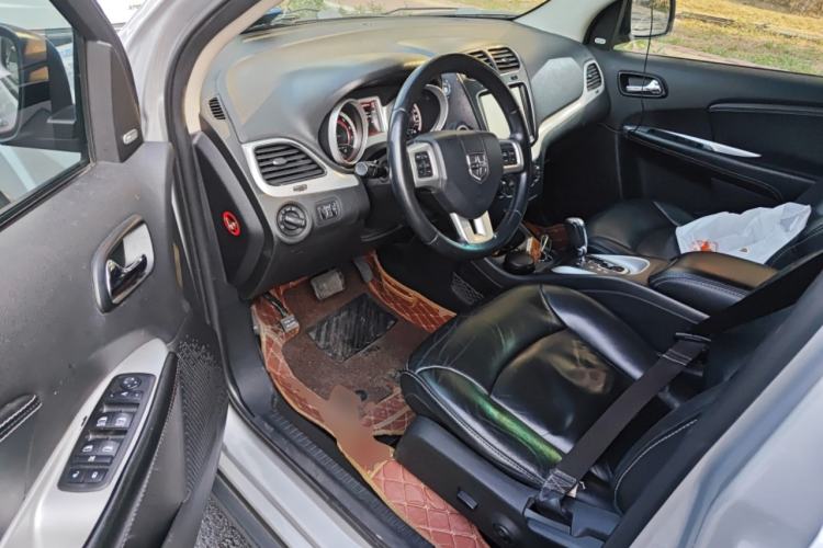 Used Dodge Journey 2013 2.4L Two-Wheel Drive Luxury Version Driver Seat