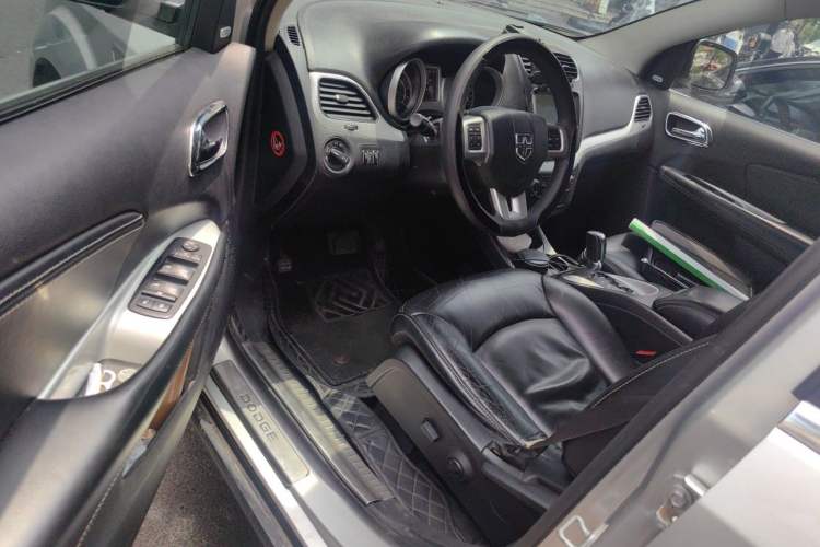 Used Dodge Journey 2013 2.4L Two-Wheel Drive Luxury Version Driver Seat