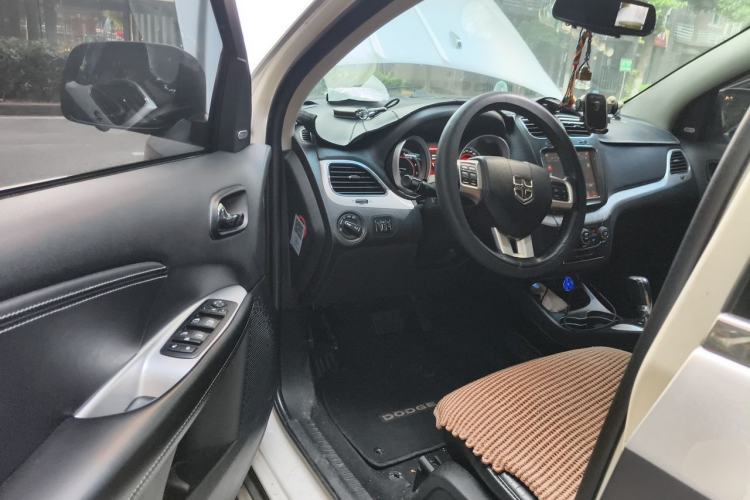 Used Dodge Journey 2013 2.4L Two-Wheel Drive Luxury Version Driver Seat