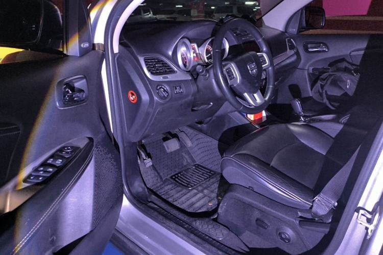 Used Dodge Journey 2013 2.4L Two-Wheel Drive Luxury Version Driver Seat