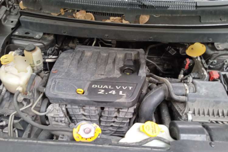 Used Dodge Journey 2013 2.4L Two-Wheel Drive Luxury Version Engine Bay