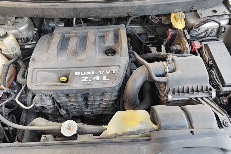 Used Dodge Journey 2013 2.4L Two-Wheel Drive Luxury Version Engine Bay