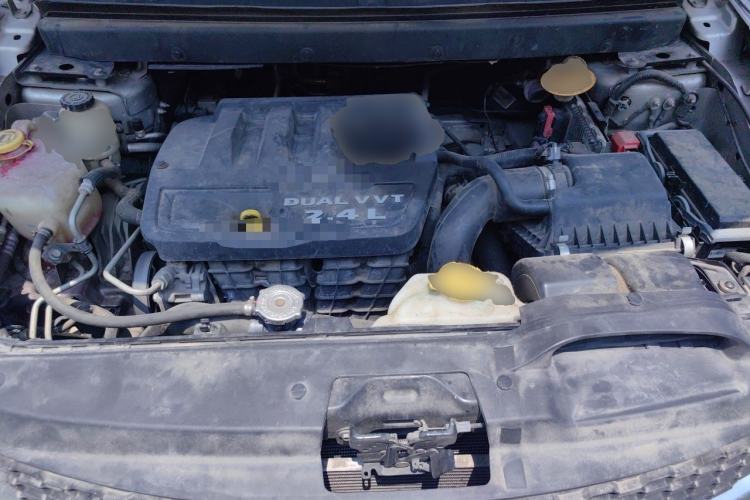 Used Dodge Journey 2013 2.4L Two-Wheel Drive Luxury Version Engine Bay