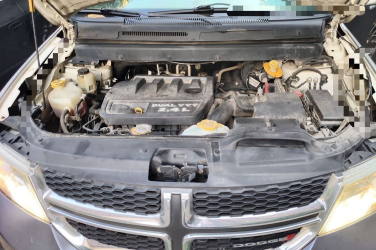 Used Dodge Journey 2013 2.4L Two-Wheel Drive Luxury Version Engine Bay