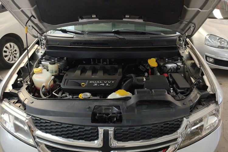 Used Dodge Journey 2013 2.4L Two-Wheel Drive Luxury Version Engine Bay