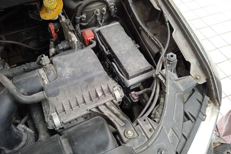 Used Dodge Journey 2013 2.4L Two-Wheel Drive Luxury Version Engine Bay Left