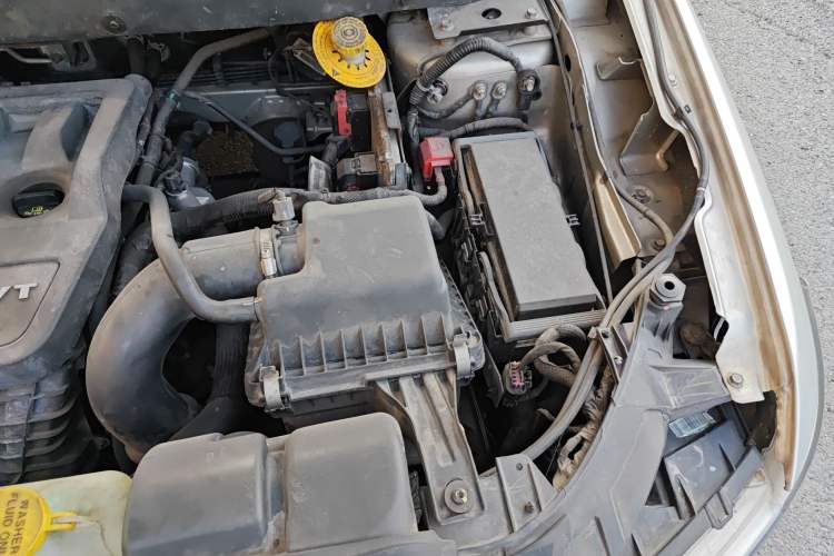 Used Dodge Journey 2013 2.4L Two-Wheel Drive Luxury Version Engine Bay Left