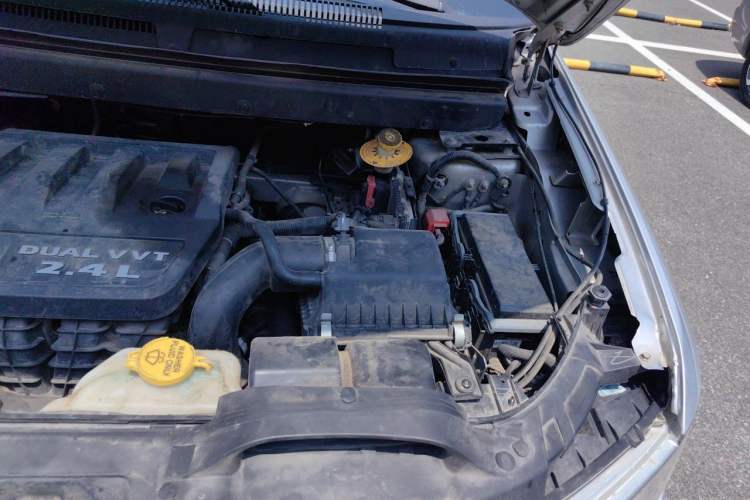 Used Dodge Journey 2013 2.4L Two-Wheel Drive Luxury Version Engine Bay Left