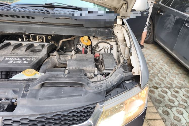 Used Dodge Journey 2013 2.4L Two-Wheel Drive Luxury Version Engine Bay Left
