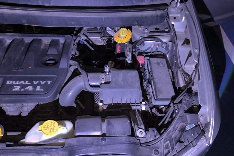 Used Dodge Journey 2013 2.4L Two-Wheel Drive Luxury Version Engine Bay Left