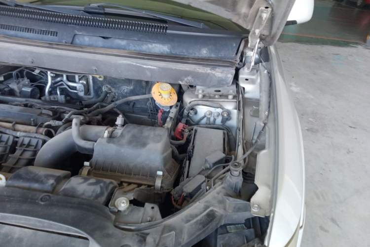 Used Dodge Journey 2013 2.4L Two-Wheel Drive Luxury Version Engine Bay Left
